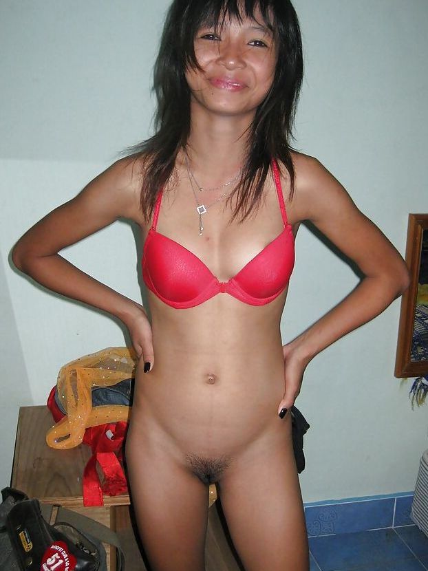 16P Magrinha adolescente asiática tirando a lingerie e sendo fodida