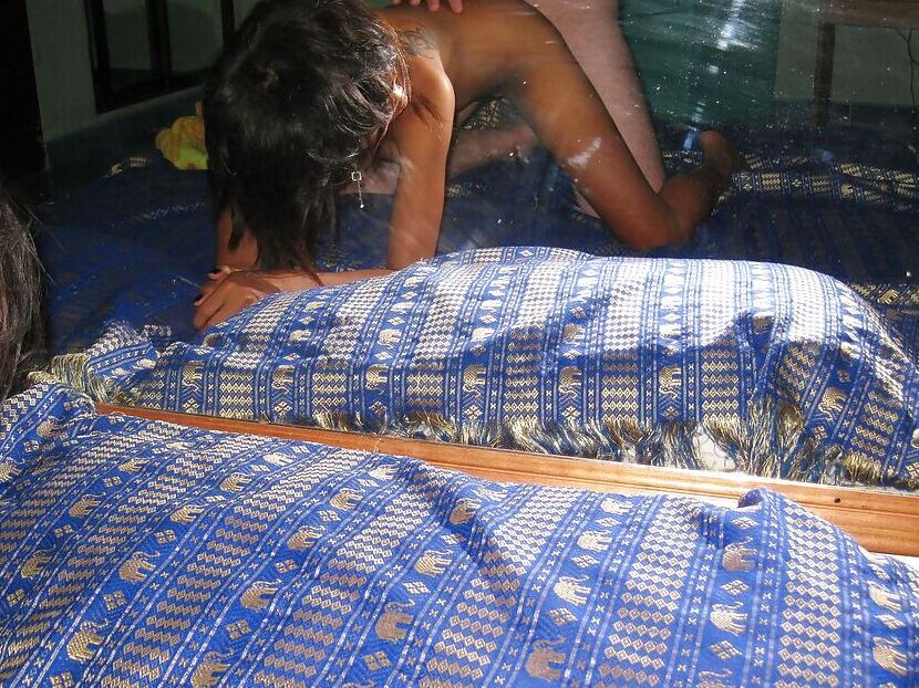 16P Magrinha adolescente asiática tirando a lingerie e sendo fodida