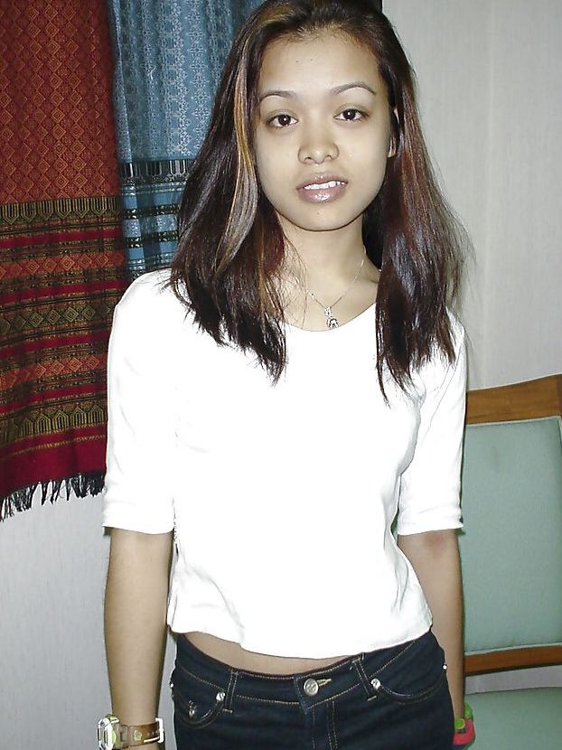 16P Sexy asiática adolescente posando en lencería erótica y jugando con su coño