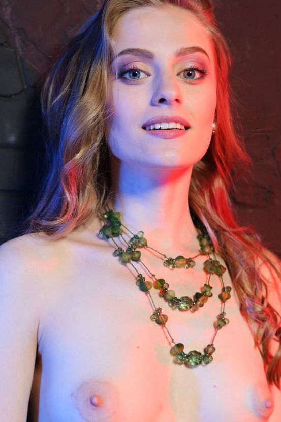 16P A modelo Rebecca G, de 18 anos, trabalha sem um vestido de coquetel e meias