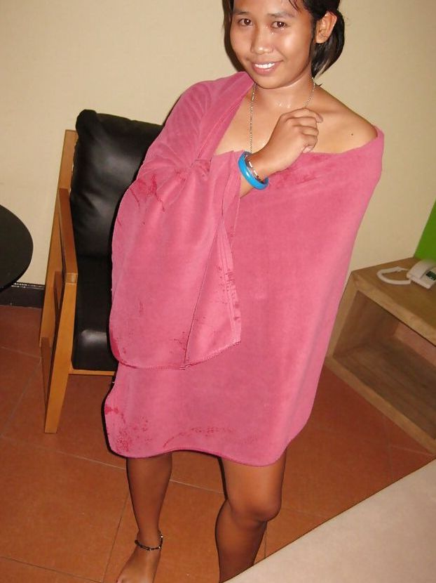 16P Doce menina asiática com bunda sexy é pega e espancada hardcore