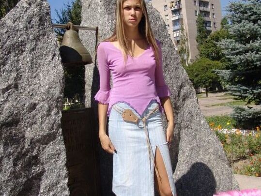 10P Rubia amateur se levanta su falda larga vaquera en una plaza pública