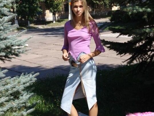 10P Rubia amateur se levanta su falda larga vaquera en una plaza pública
