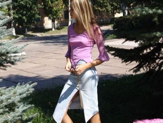 10P Rubia amateur se levanta su falda larga vaquera en una plaza pública