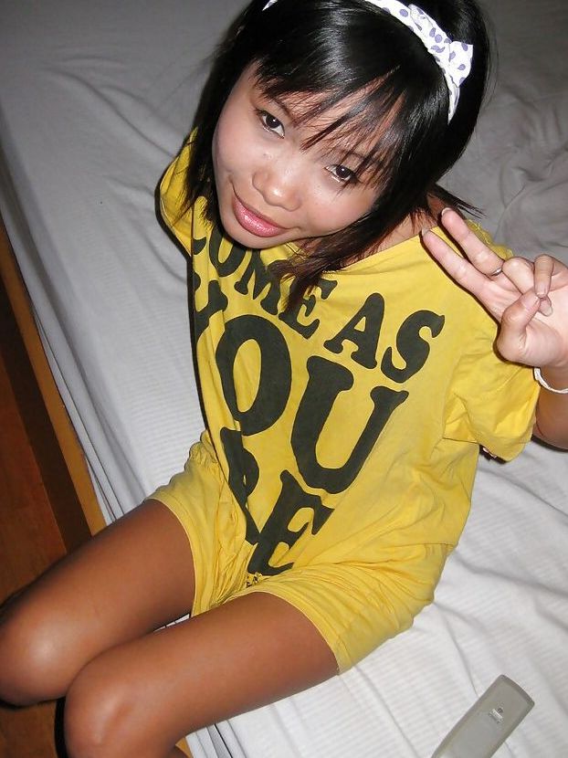 16P Dulce jovencita asiática exponiendo sus pequeñas tetas y siendo follada