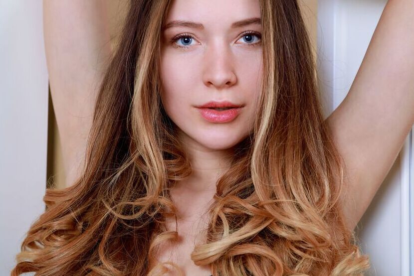Die 18P schöne Teenagerin Ophelia zieht einen schwarzen Body und Socken aus, um sich völlig nackt zu machen
