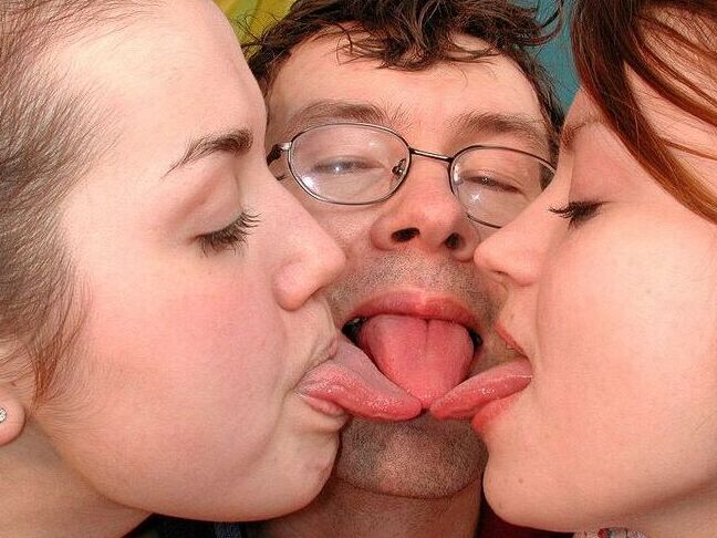 15P Chicas jovencitas participan en un trío con un hombre mayor