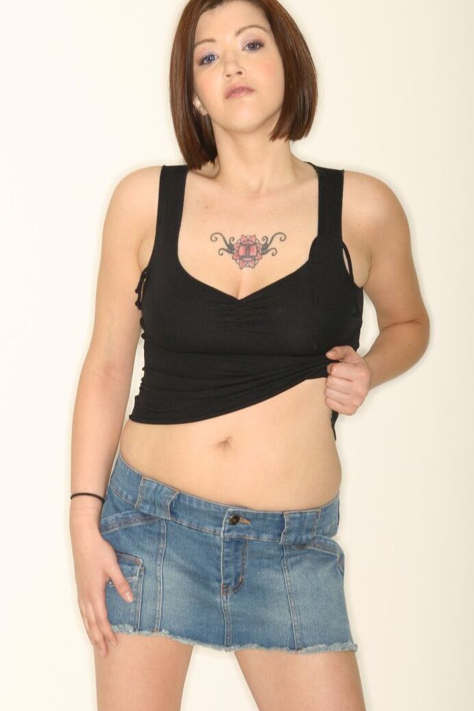 21P Cutie Alissa Star tira a roupa e expõe seus seios flácidos naturais