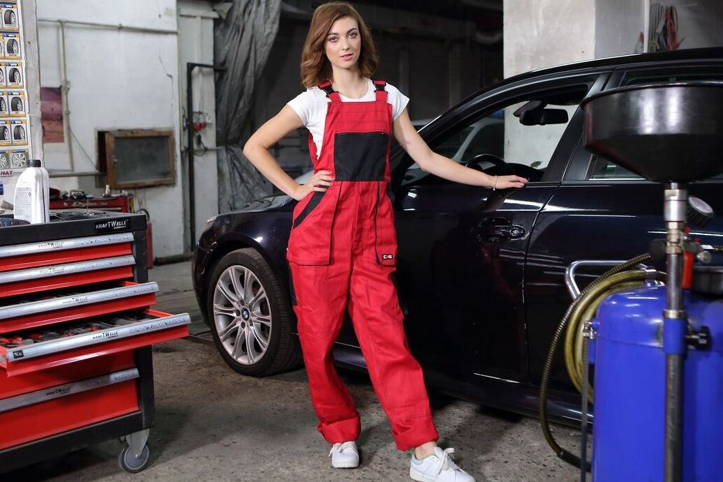 21P Adolescente magra com uma bela bunda Tera Link revela seus peitos e se masturba em um carro
