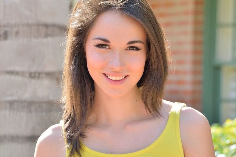 16P Linda adolescente morena tira seu vestido amarelo em público
