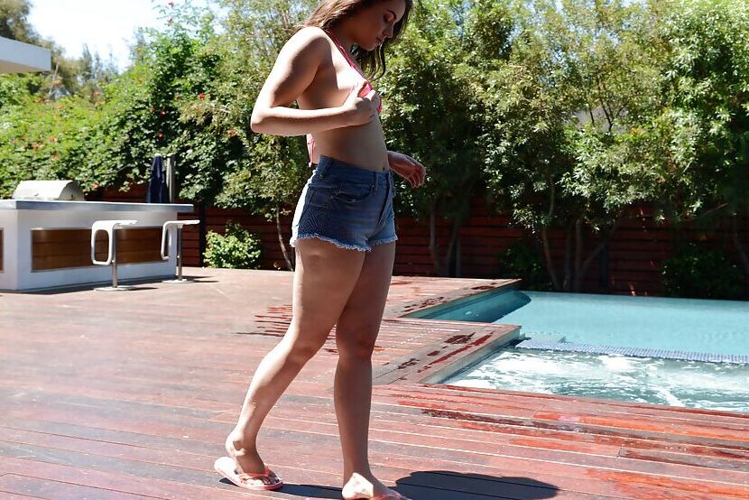 16P La jovencita de piernas largas Kylie Quinn se quita los pantalones cortos y el bikini al aire libre junto a la piscina