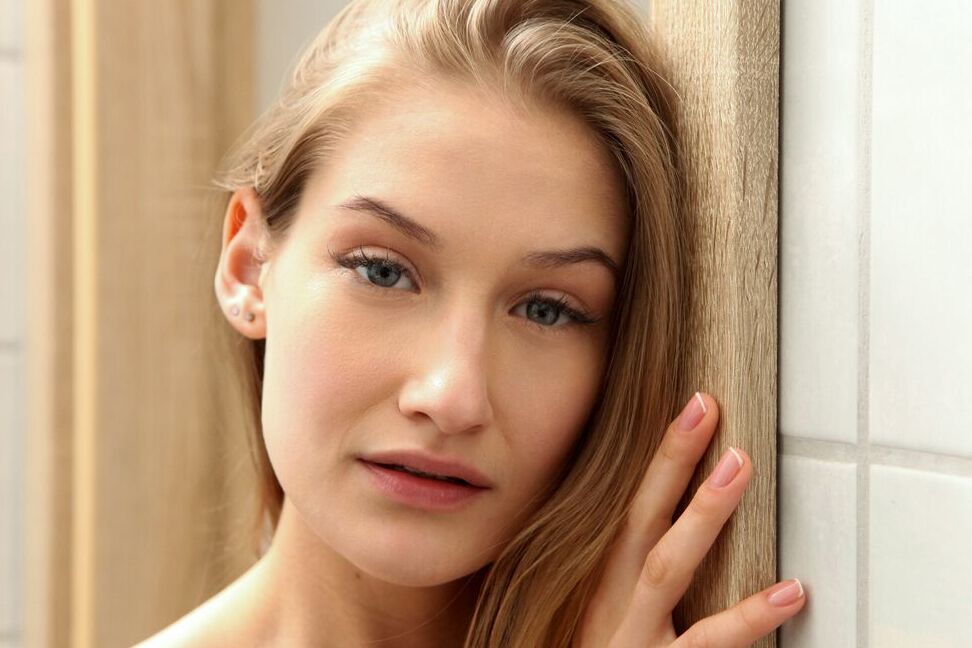 16P A adolescente excitada Tiffany Tatum seduz o meio-irmão enquanto ele toma banho
