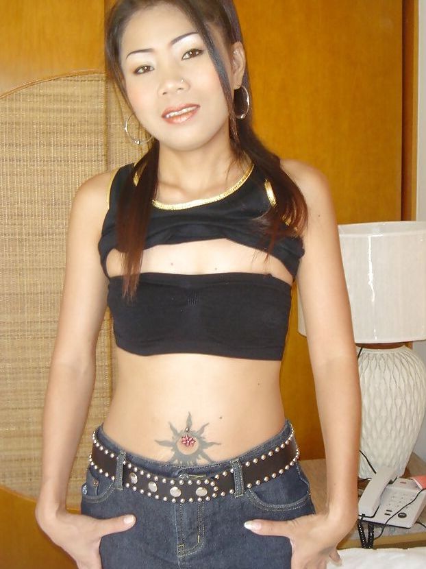 16P Lusty asiática adolescente gata fazendo upskirt e exibindo seu poon