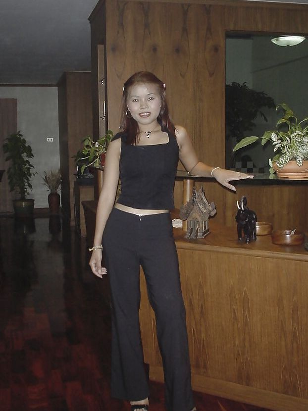 16P Foxy asiática joven con tacones altos quitándose la ropa y posando desnuda