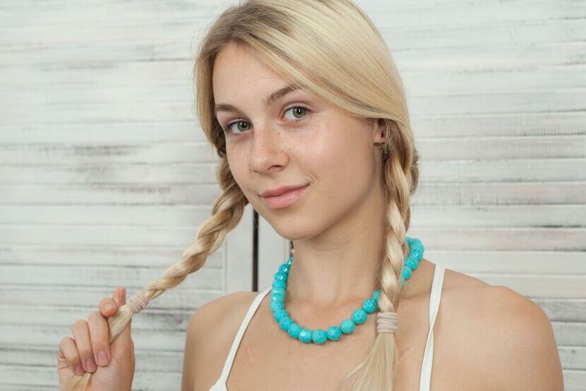 20P La joven rubia Dolly trabaja una pelota con los pies descalzos después de desnudarse totalmente