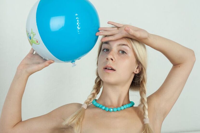 20P La joven rubia Dolly trabaja una pelota con los pies descalzos después de desnudarse totalmente