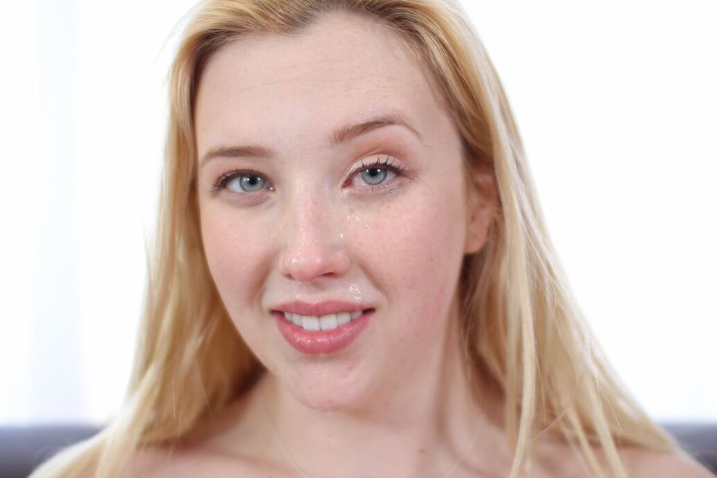 16P Chica blanca desnuda Samantha Rone recibe esperma en la cara después de sexo POV