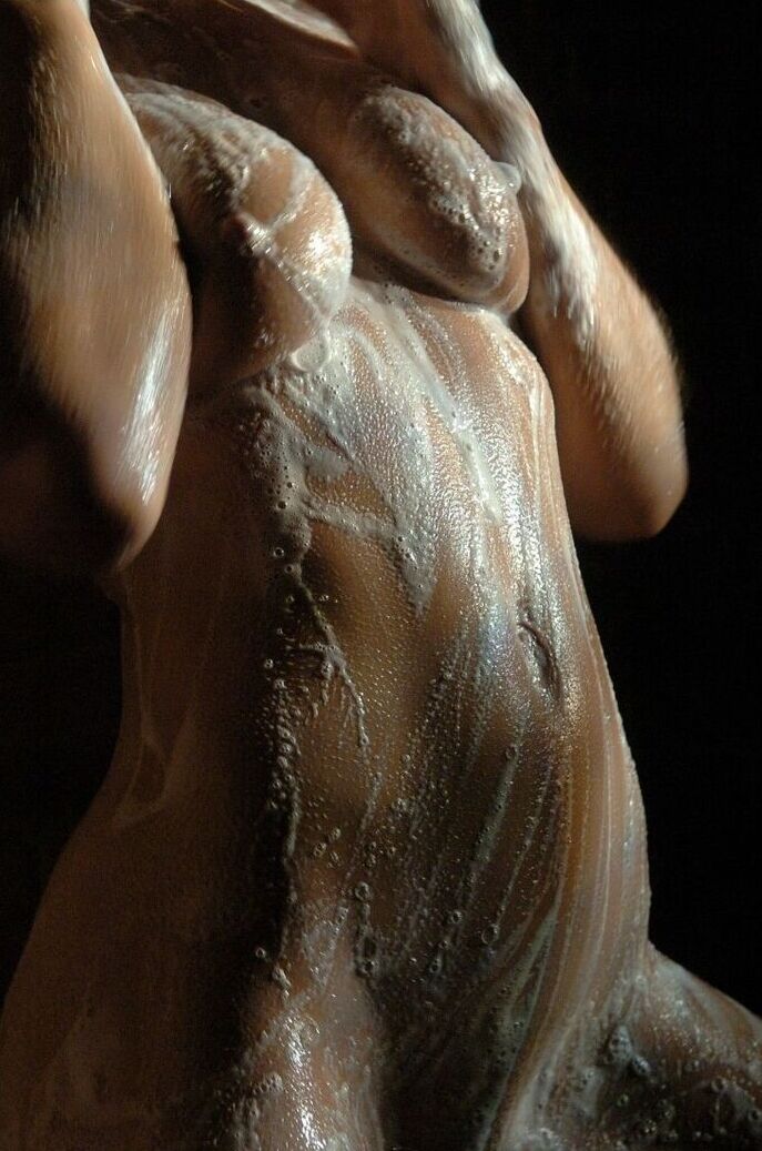 16P La joven rubia Oceane bebe su cuerpazo mientras está en la ducha