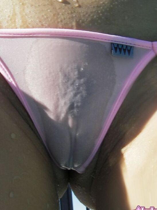 Das 12P-Amateurmodel Kate trägt einen knappen Bikini, während sie in und außerhalb eines Pools posiert