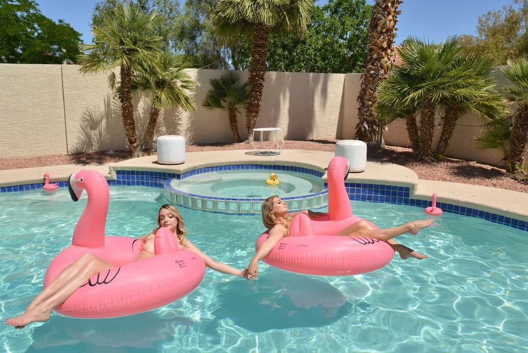 21P Filles aux petits seins Kenna James