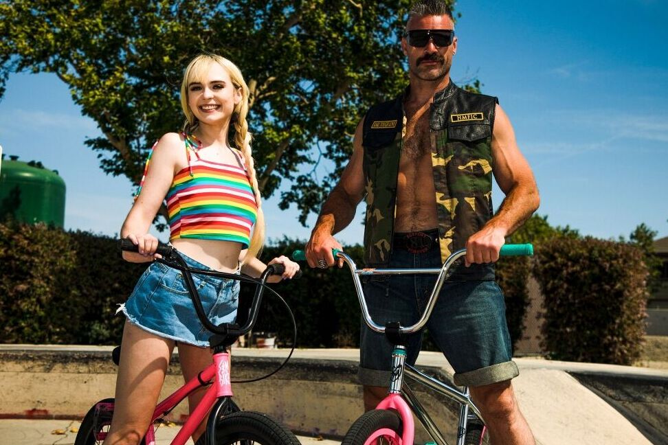 20P La joven rubia Lilly Bell y su novio mayor andan en bicicleta antes de follar