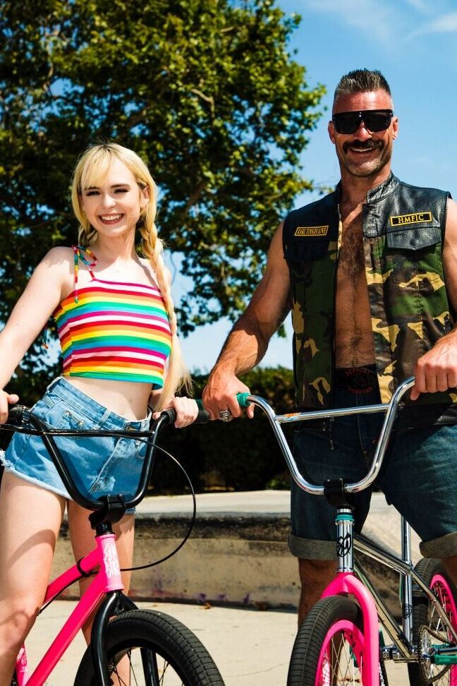 20P La joven rubia Lilly Bell y su novio mayor andan en bicicleta antes de follar