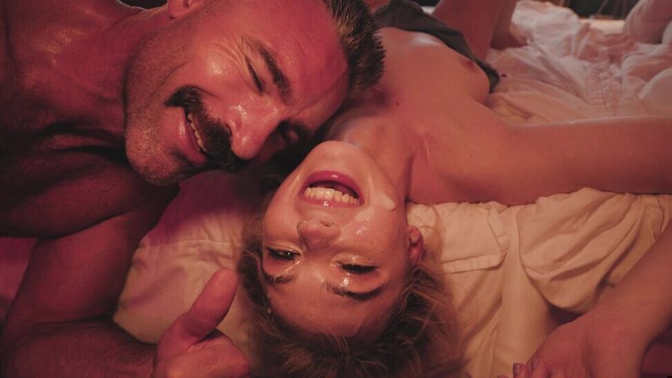 20P La joven rubia Lilly Bell y su novio mayor andan en bicicleta antes de follar