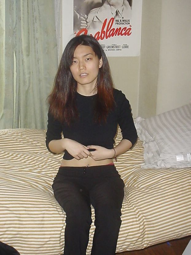 16P Une asiatique séduisante enlève ses vêtements et montre ses gros seins