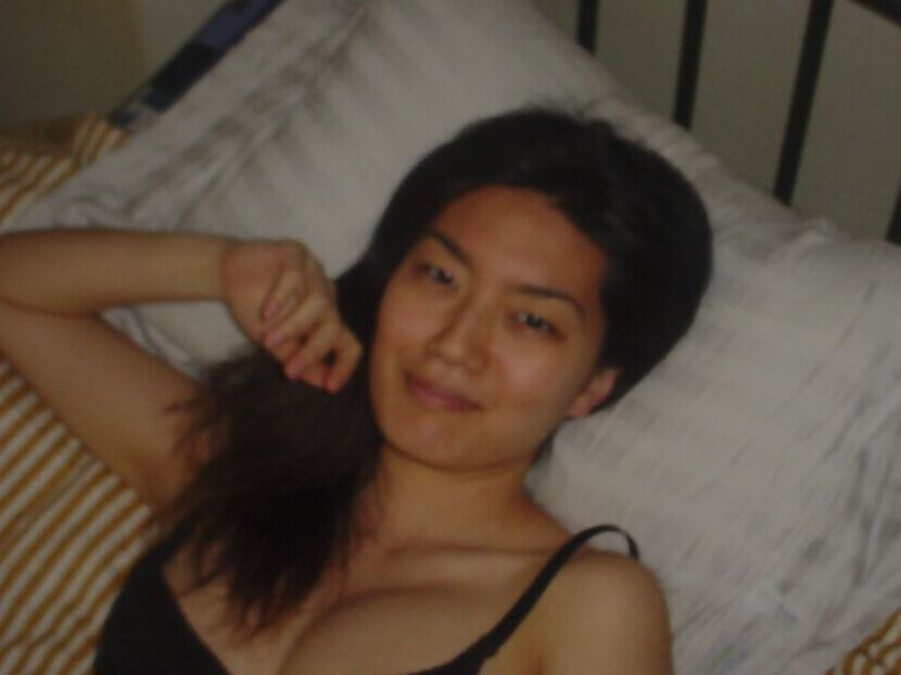 16P Une asiatique séduisante enlève ses vêtements et montre ses gros seins