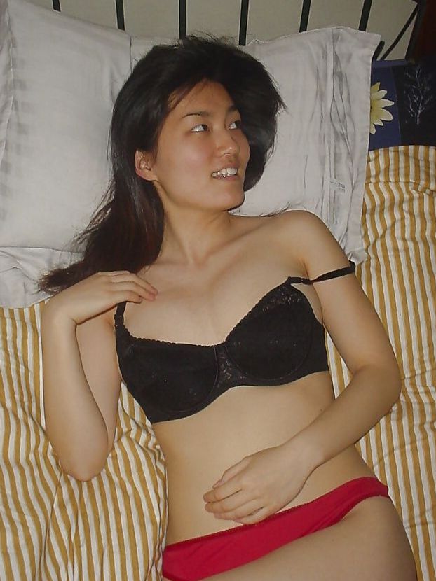 16P Une asiatique séduisante enlève ses vêtements et montre ses gros seins