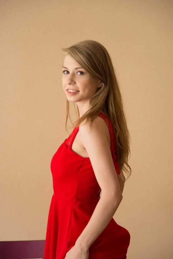 16P Hübsche Teenagerin Eva Gold zieht ein rotes Kleid und Pumps aus, um nackt zu modeln