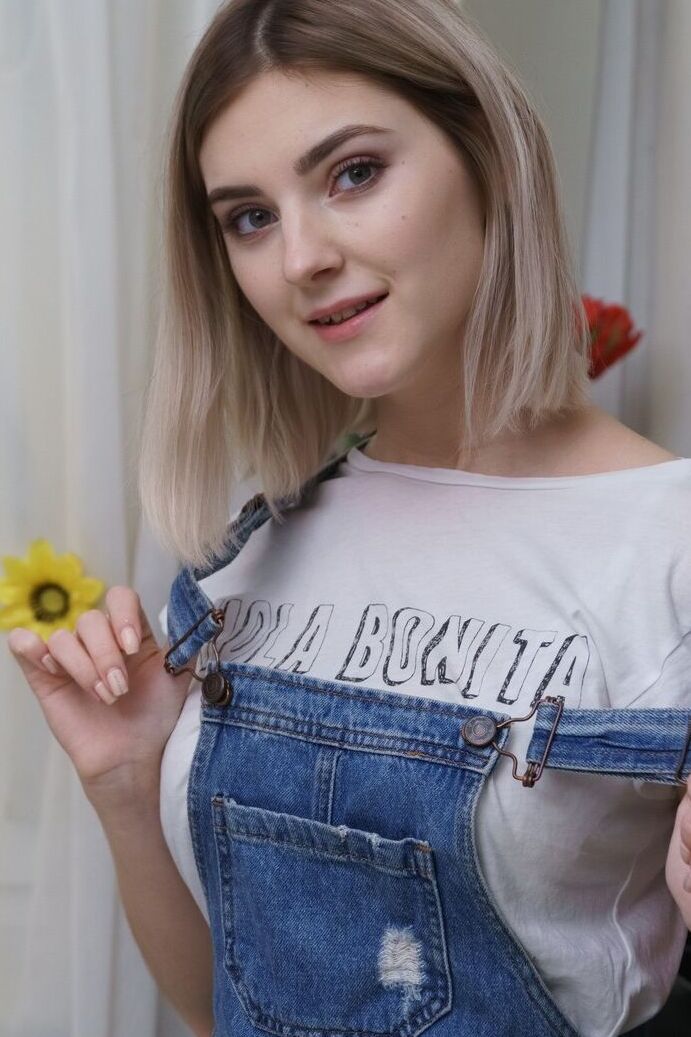 21P A adolescente gostosa Eva Elfie expõe seus peitos magníficos e fica bagunçada na cozinha