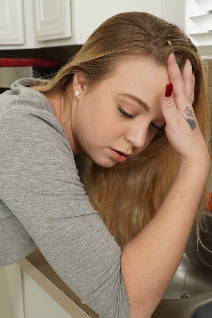 21P La charmante teen blonde Ashley Manson montre son corps et suce la bite de son mec