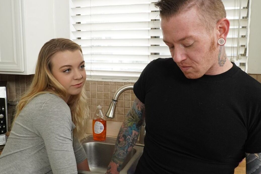 21P La charmante teen blonde Ashley Manson montre son corps et suce la bite de son mec