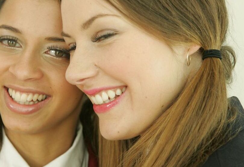 15P Des étudiantes lesbiennes découvrent leurs petits seins lors d'une action sous la jupe
