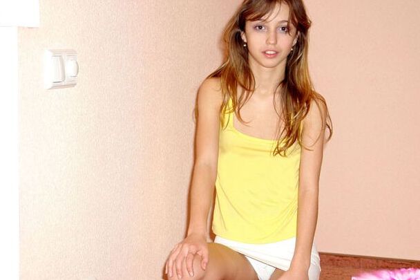 10P Uma jovem expõe sua calcinha branca durante a ação de upskirt