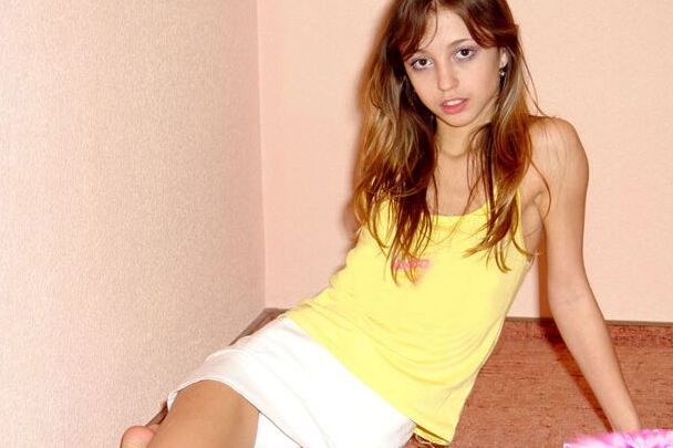10P Uma jovem expõe sua calcinha branca durante a ação de upskirt