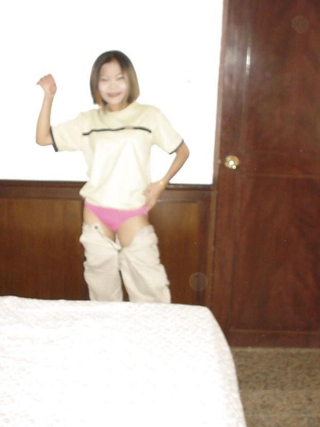 16P Seductora adolescente asiática con tetas pequeñas tomando una ducha y posando desnuda