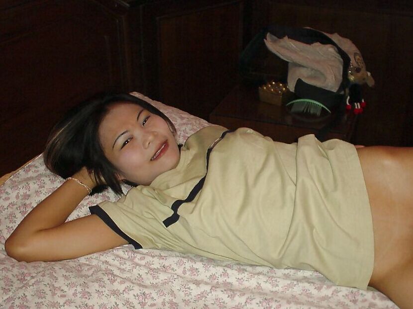16P Seductora adolescente asiática con tetas pequeñas tomando una ducha y posando desnuda