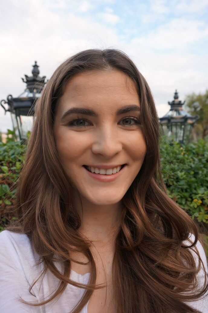 17P Die bezaubernde Brünette Molly Jane zieht ihre Unterwäsche aus und entblößt ihre natürlichen Titten