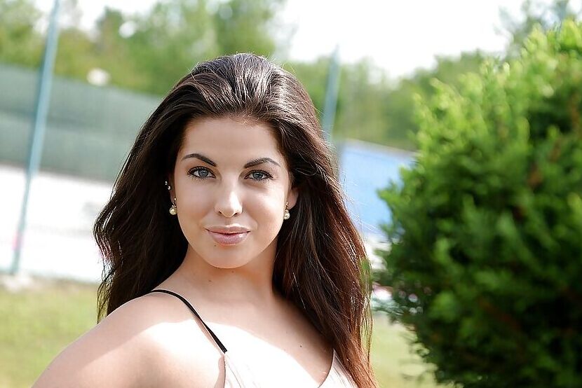 16P Sessão de despir ao ar livre com peitos grandes da estrela pornográfica Marina Sweet