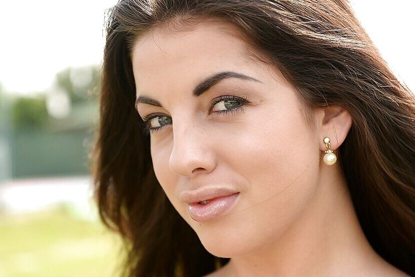 16P Sessão de despir ao ar livre com peitos grandes da estrela pornográfica Marina Sweet