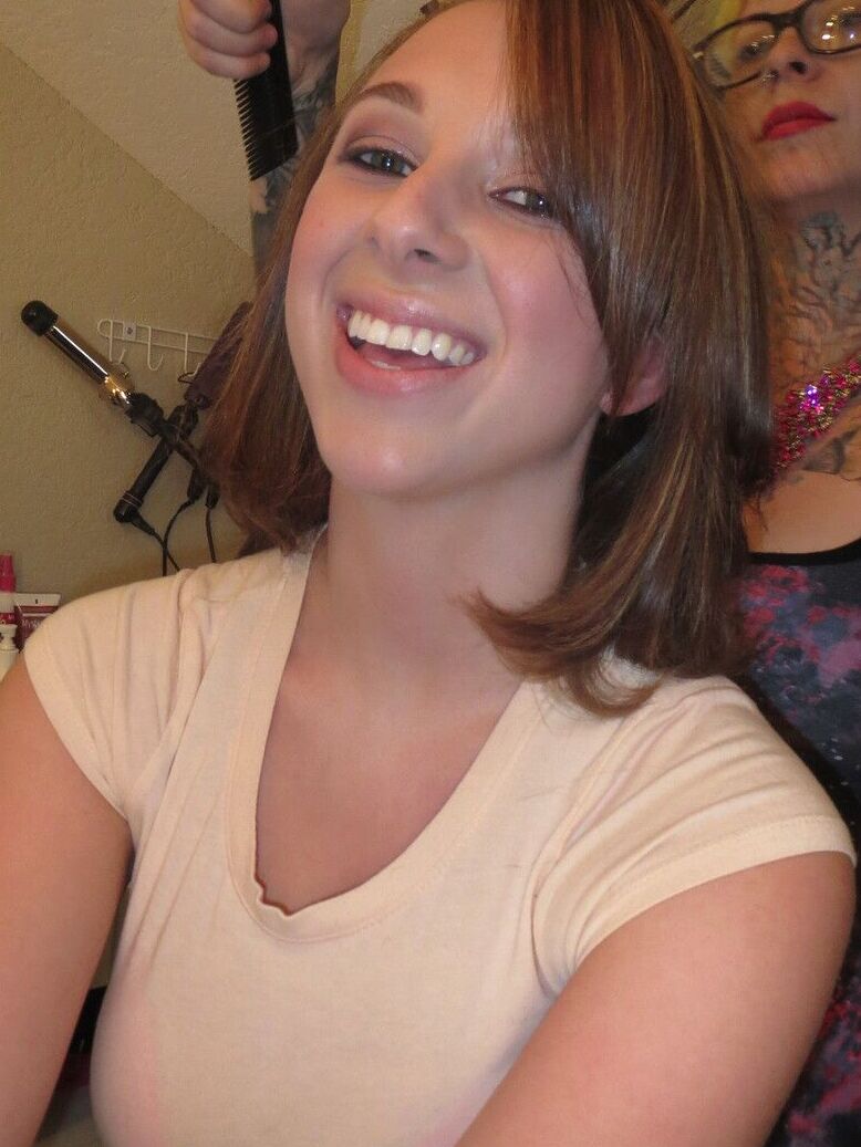 17P Brooke Wylde, adorable brune de 18 ans, montre ses gros seins en extérieur