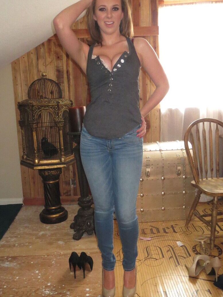 17P Brooke Wylde, adorable brune de 18 ans, montre ses gros seins en extérieur