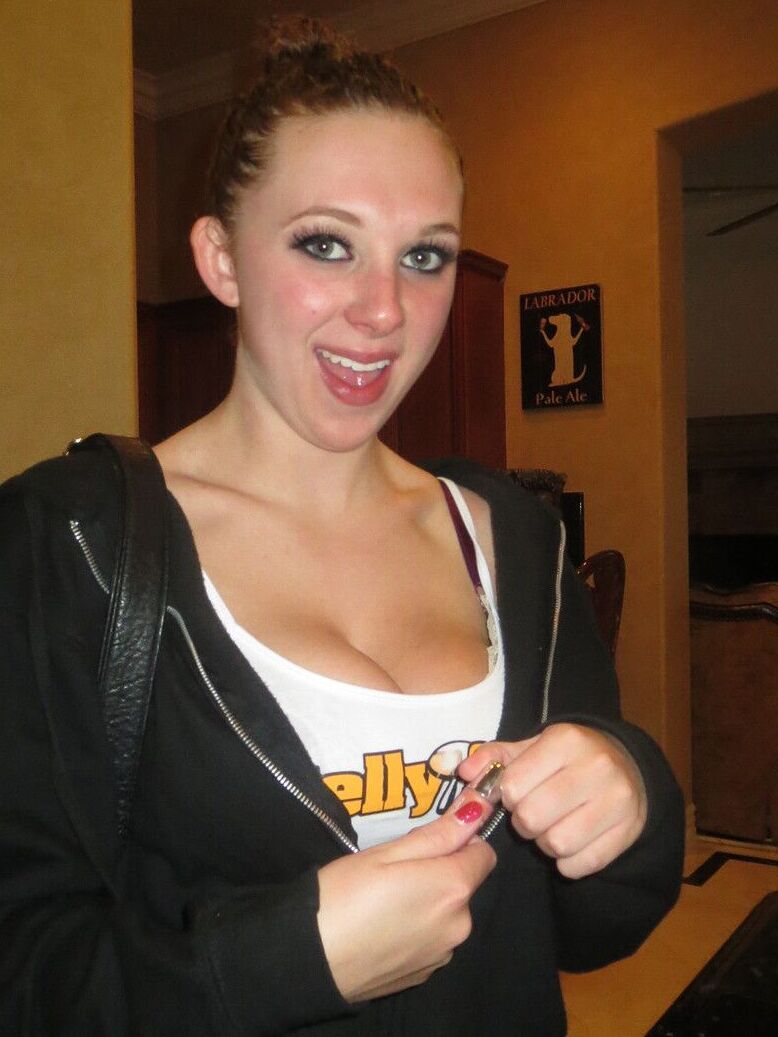17P Brooke Wylde, adorable brune de 18 ans, montre ses gros seins en extérieur