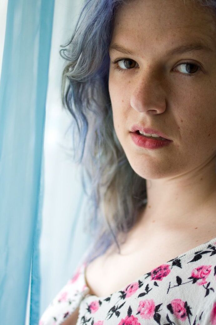 17P Jette, fille tatouée emo, pose dans la chambre et montre ses seins et sa chatte