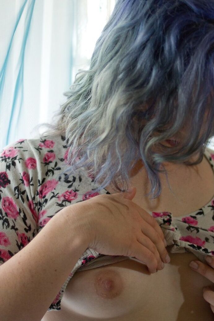 17P Jette, fille tatouée emo, pose dans la chambre et montre ses seins et sa chatte