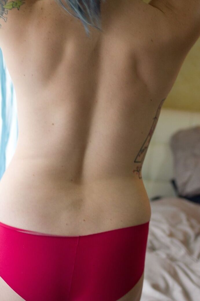 17P Jette, fille tatouée emo, pose dans la chambre et montre ses seins et sa chatte