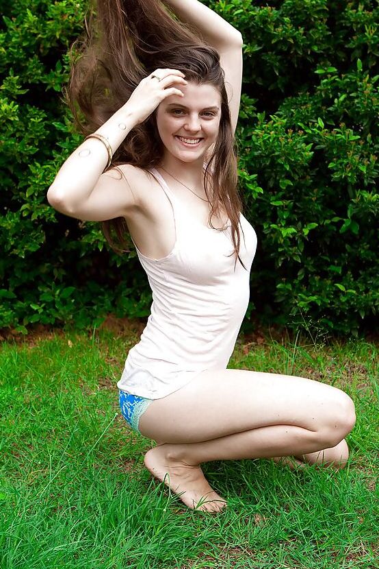 16P La vecina tetona Jaclyn se masturba al aire libre después de quitarse las bragas
