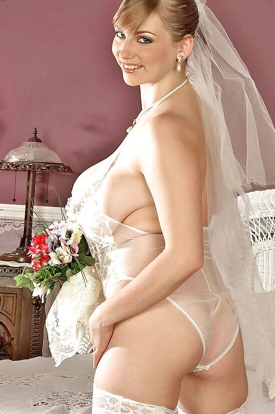 16P Novia bbw de grandes tetas con leotardo de encaje blanco y medias saca a relucir sus tetas hinchadas